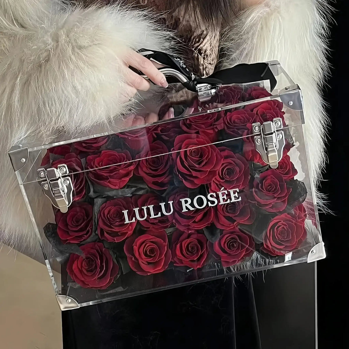 LULU ROSÉE Moyenne Eternal Acrylic Handbag Rose Box, medium transparent acrylic handbag-shaped gift box filled with wine red preserved roses decorated with black satin bow, customizable flower colors, elegant everlasting floral gift for birthdays, anniversaries & romantic celebrations