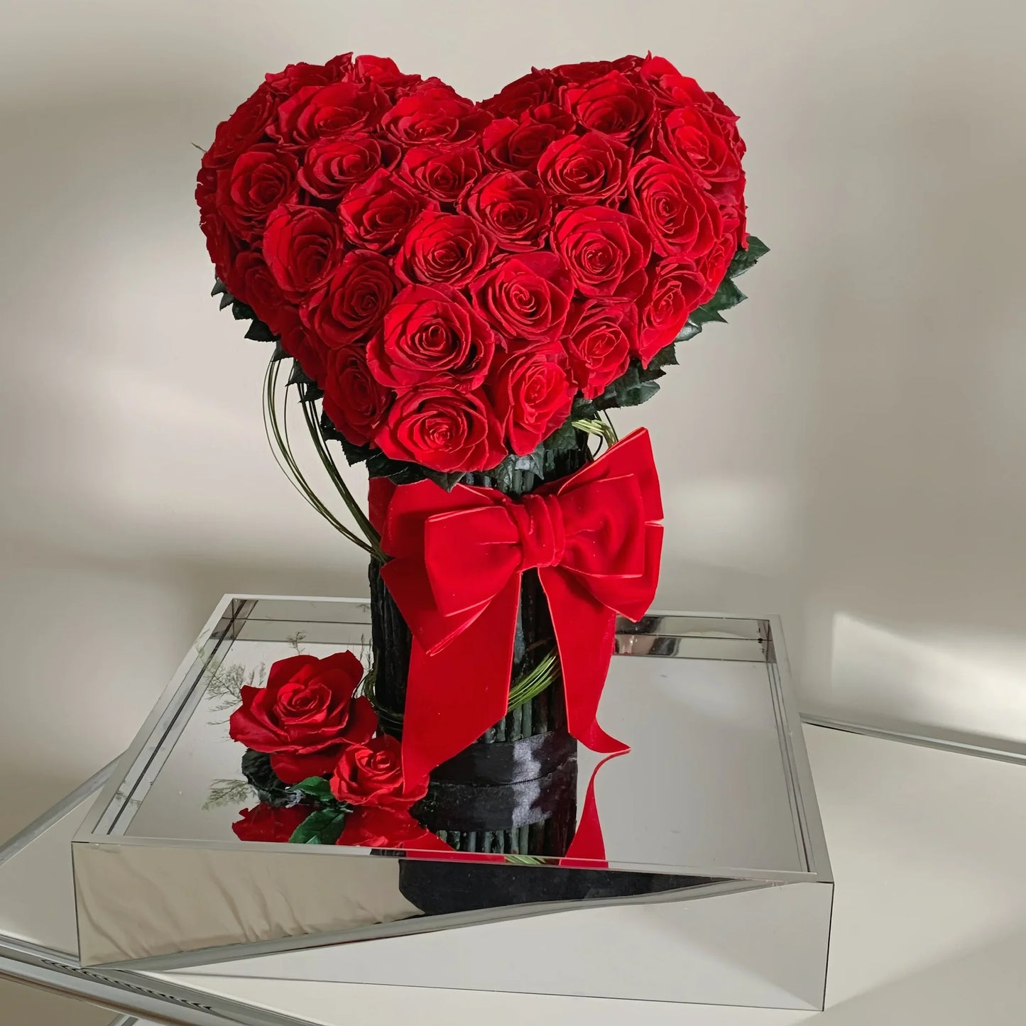 LULU ROSÉE Eternal Rose Garden Heart Bouquet, 3D Red Preserved Rose Arrangement in Vase with Red Velvet Bow