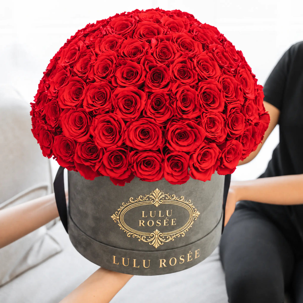 Red preserved roses in a grey suede LULU ROSÉE Large Le Plein box.