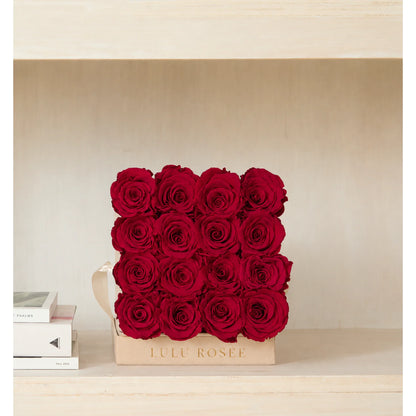 LULU ROSÉE medium square preserved rose box in a white classic LULU ROSÉE medium square box, classic display.
