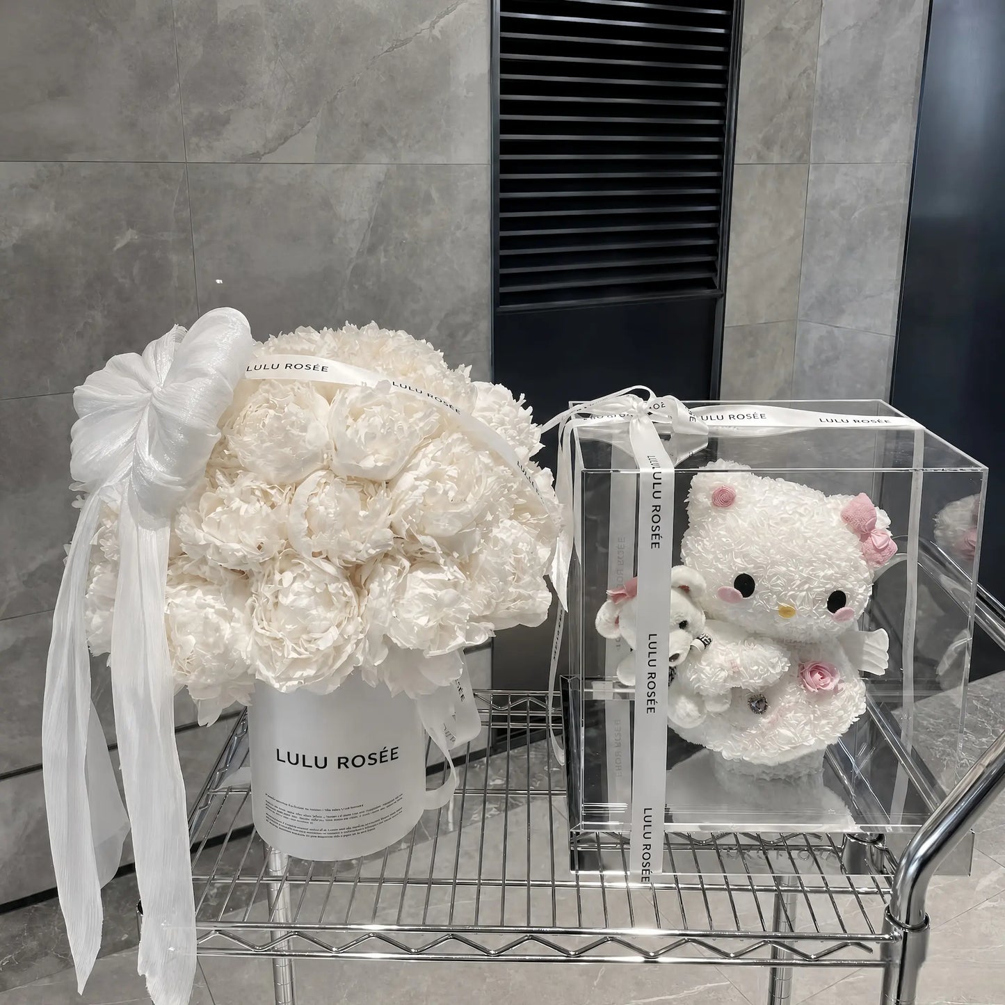 LULU ROSÉE Moonlight Peony Round Box Hello Kitty edition, ivory preserved peony box matched with Hello Kitty acrylic gift box, cute luxury preserved flower gift set