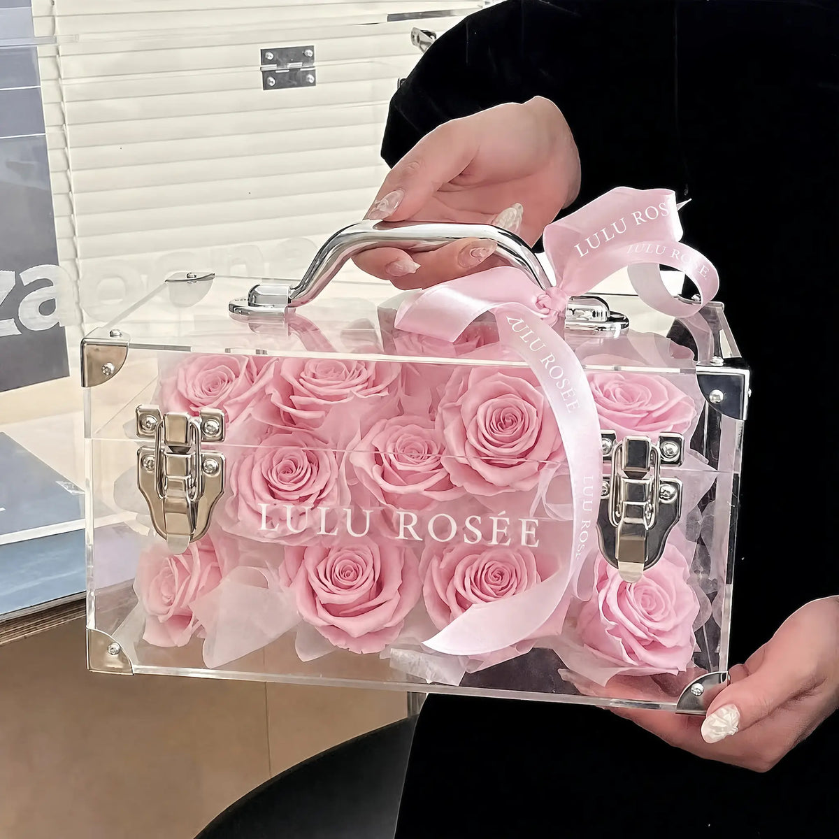 LULU ROSÉE Petite Eternal Acrylic Handbag Rose Box, small transparent acrylic handbag-shaped gift box filled with blush pink preserved roses decorated with pink satin bow, full front display shot, customizable flower color options, mini luxury everlasting floral souvenir for birthday, anniversary & romantic gift giving