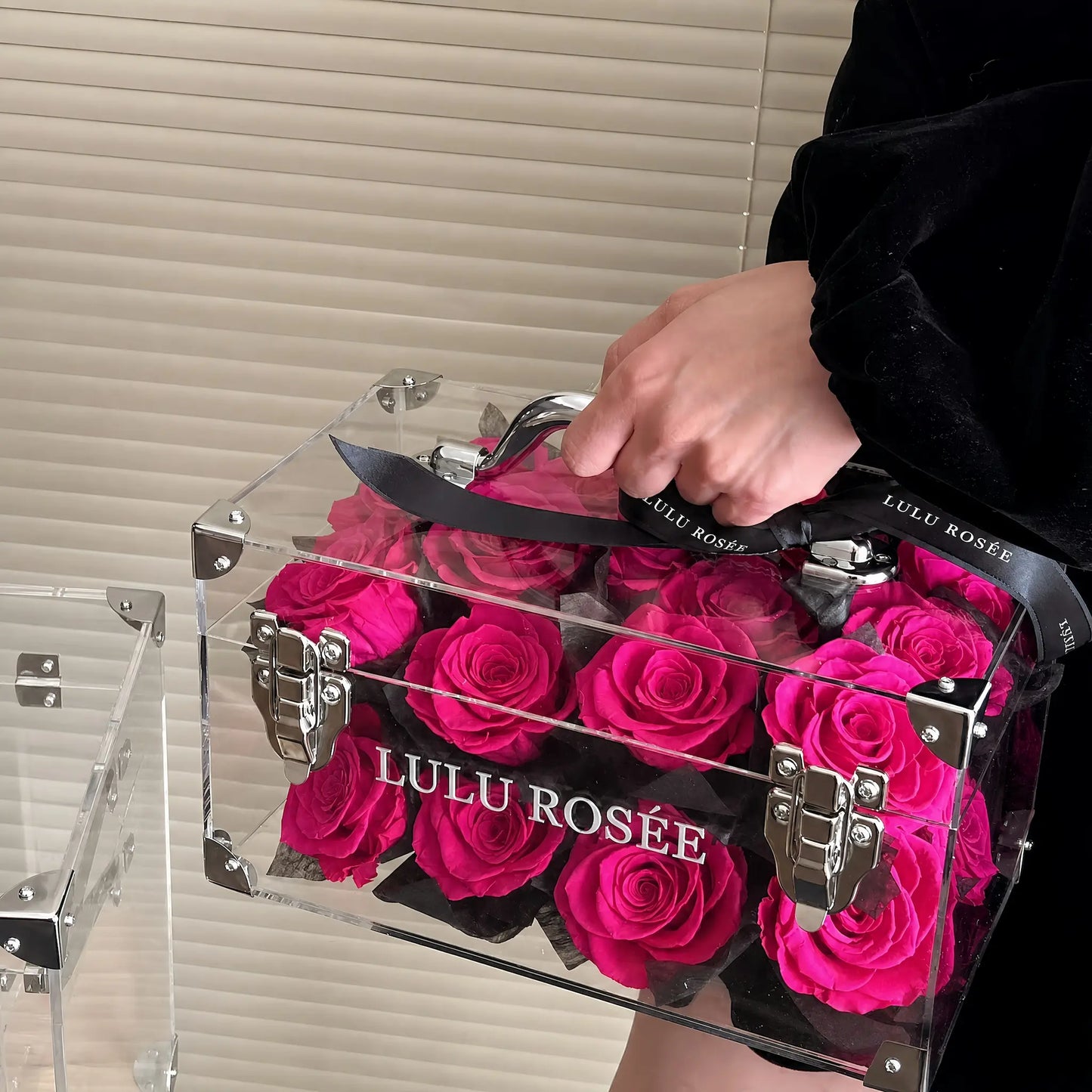 LULU ROSÉE Petite Eternal Acrylic Handbag Rose Box, small transparent acrylic handbag-shaped gift box filled with rosy pink preserved roses with branded black ribbon, customizable flower color options, mini luxury everlasting floral souvenir for birthday, anniversary & romantic gift giving