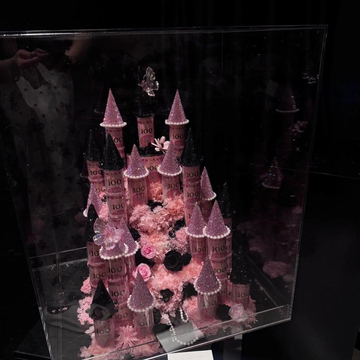 Close-up of the LULU ROSÉE black-pink medium preserved flower castle arrangement