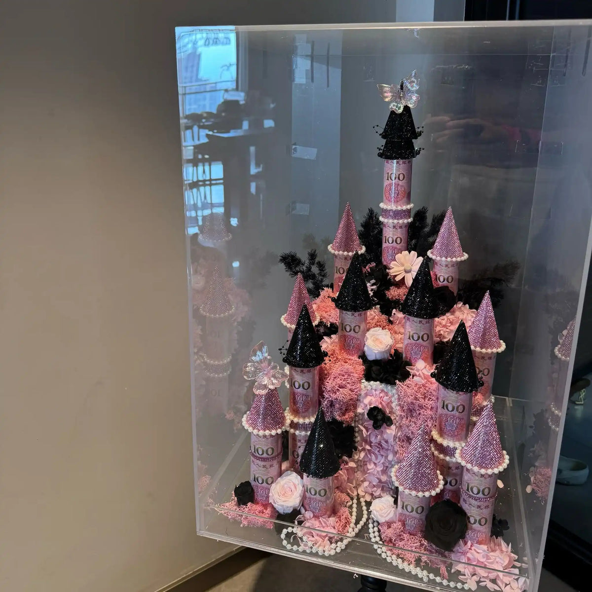 LULU ROSÉE black-pink medium preserved flower castle in its display case